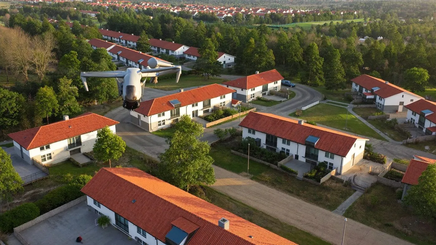 Film z drona nad osiedlem domów, wideo nieruchomości